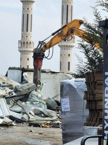 Jenin: The occupation demolishes a commercial facility and assaults citizens
