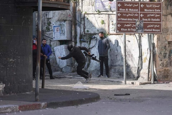 Two injuries, one of them seriously, were shot by the occupation in Balata camp