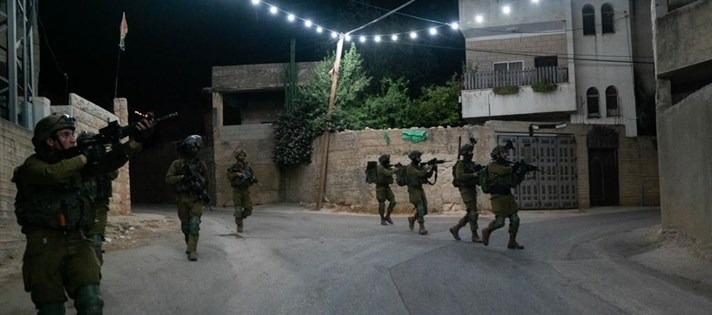 The occupation forces arrest 10 citizens from the West Bank