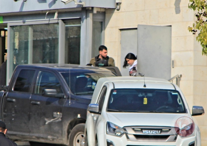 The occupation arrests a child and two women near the Ibrahimi Mosque in Hebron