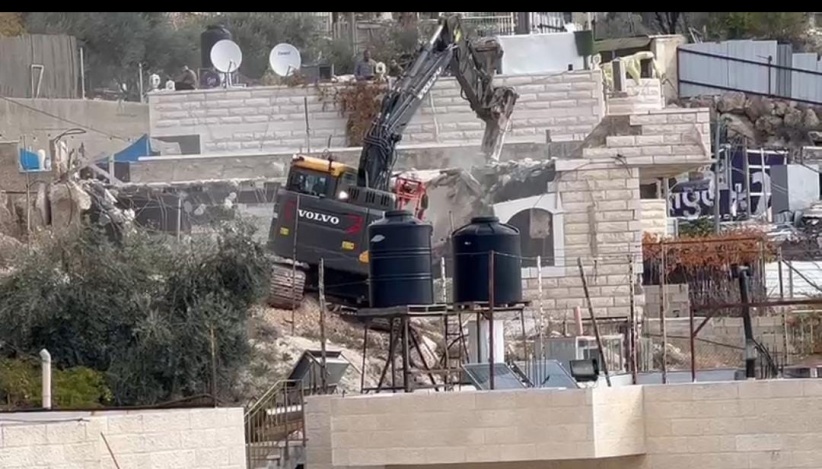Silwan - Occupation bulldozers surrounded and demolished a house