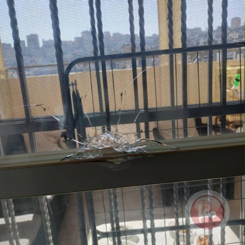 اصابة مستوطنة شمال القدس بعد تحطم زجاج منزلها بالرصاص 
