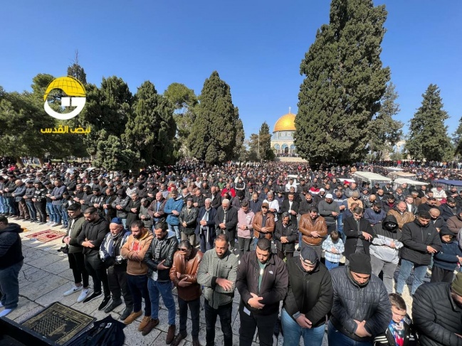 70,000 perform Friday prayers in Al-Aqsa, despite the occupation measures