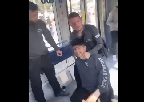 Jerusalem.. Beating and assaulting students inside the light rail