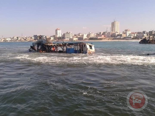 Gaza - The occupation navy arrested 4 fishermen and confiscated their boat