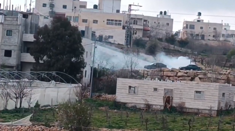 Settlers trying to storm the Safa area, north of Beit Ummar
