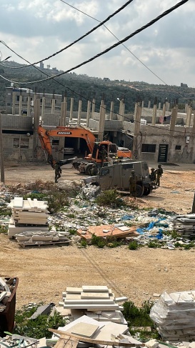 The occupation confiscates a bulldozer in Qarawat Bani Hassan