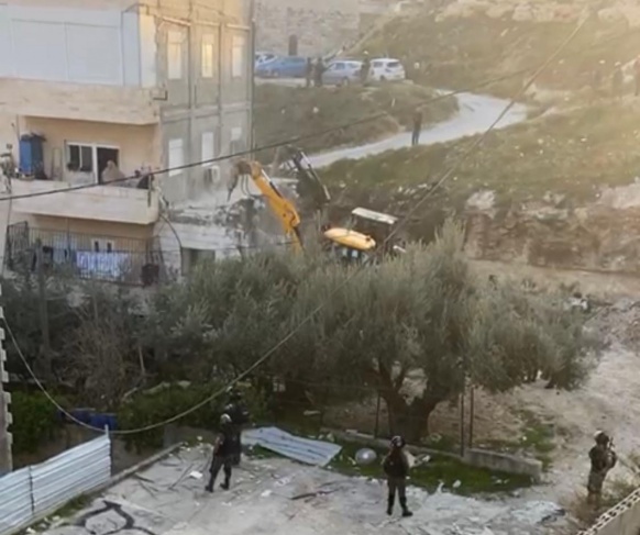 Municipal bulldozers complete the demolition of two apartments in Al-Issawiya