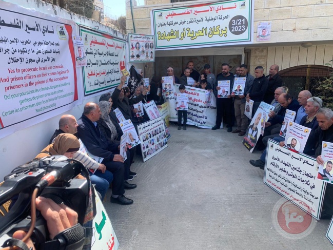 Support stand with the prisoners in front of the Red Cross headquarters in Hebron
