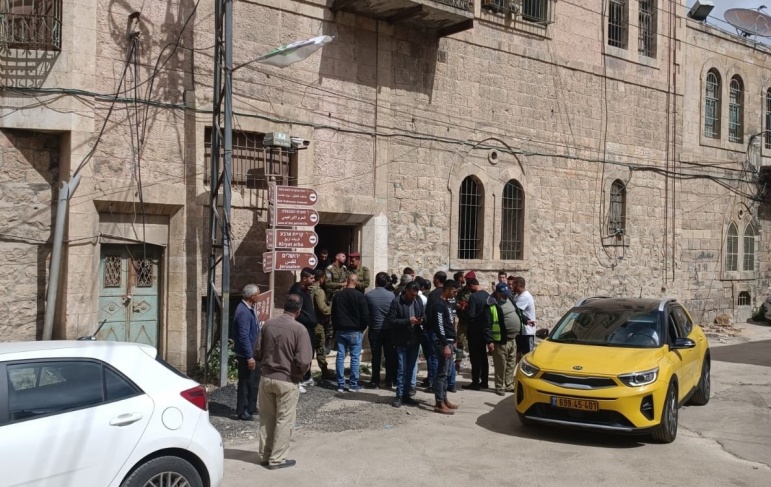 Witness - Occupation forces seal a house with "oxygen welding"  And inside it are children in Hebron