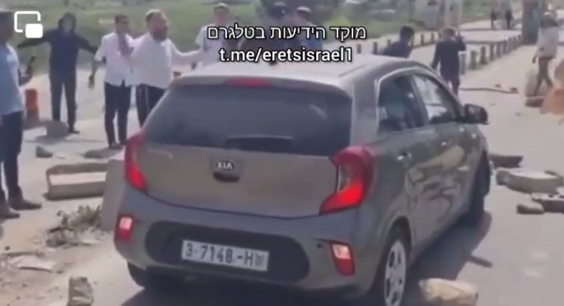 Settlers attack vehicles at the northern entrance of Al-Bireh