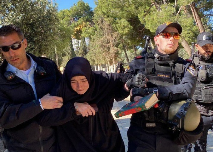 Al-Aqsa - The occupation forces arrested a Turkish woman and an employee of the Waqf
