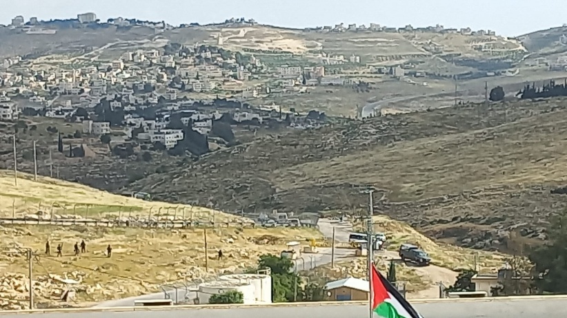 The occupation attacks a school in Tuqu' and shoots at students and teachers