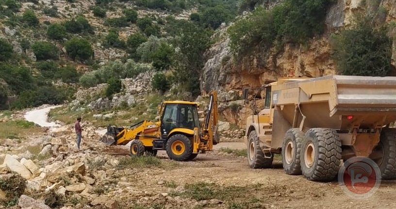 Settlers build a settlement road west of Salfit