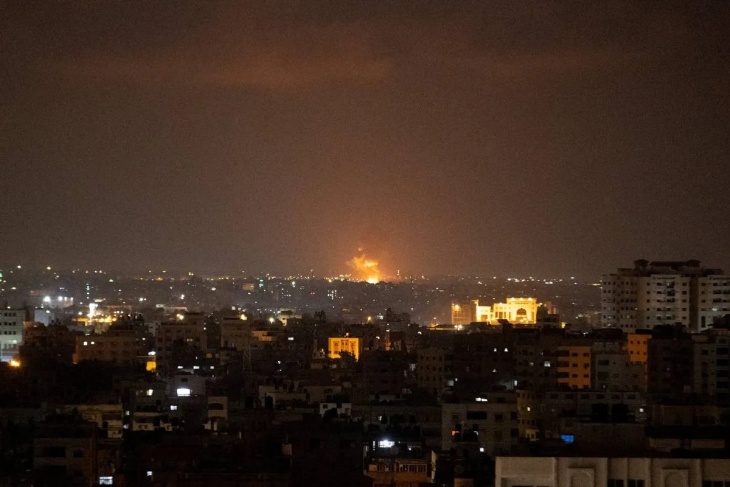 Israel intensifies its raids on Gaza and begins bombing homes