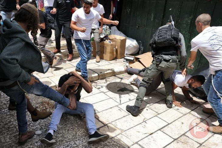 Settlers attack young men in the Old City of Jerusalem