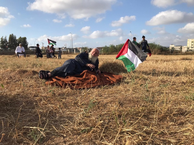 The occupation shoots and gases towards the media march in Gaza