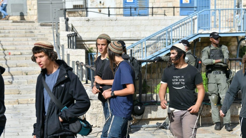 Hundreds of settlers storm the vicinity of Al-Aqsa Mosque