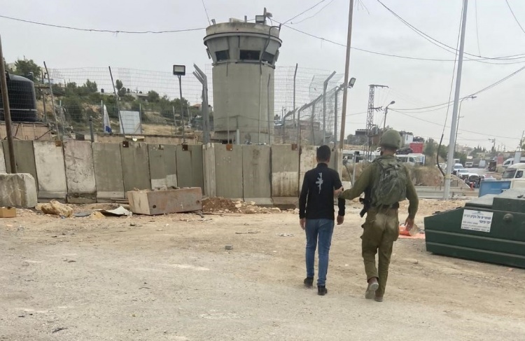 The occupation arrests a young man from Al-Samou’ after being attacked by settlers