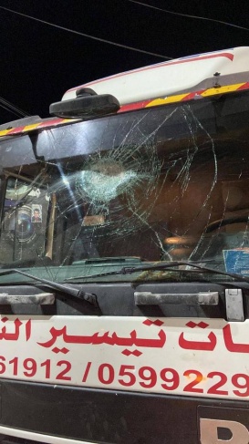 Settlers attack citizens' vehicles at the entrance to Beitin