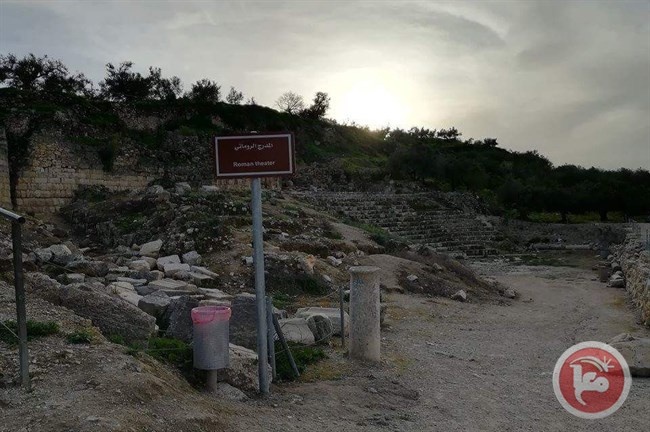The occupation storms the archaeological site in Sebastia