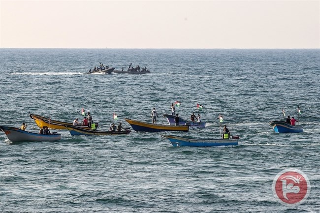 The occupation navy targets fishermen in the southern Gaza Strip