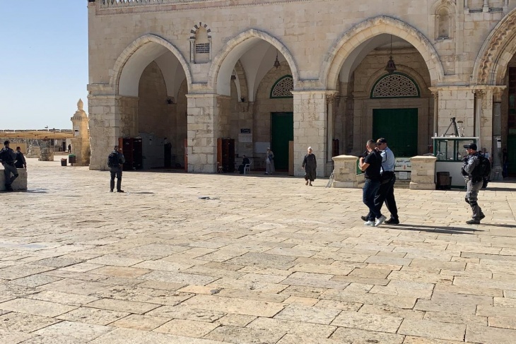 Occupation forces Jerusalemites away from Al-Aqsa Mosque