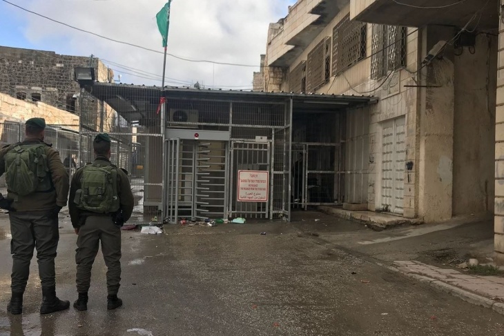 The occupation decides to prevent Palestinians from entering the Ibrahimi Mosque on Sunday and Monday